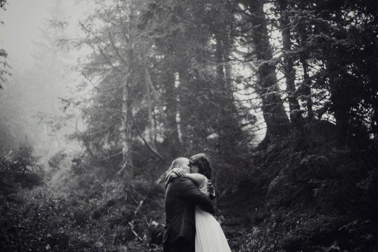 Miłość w Górach – Plener ślubny w deszczu i mgle