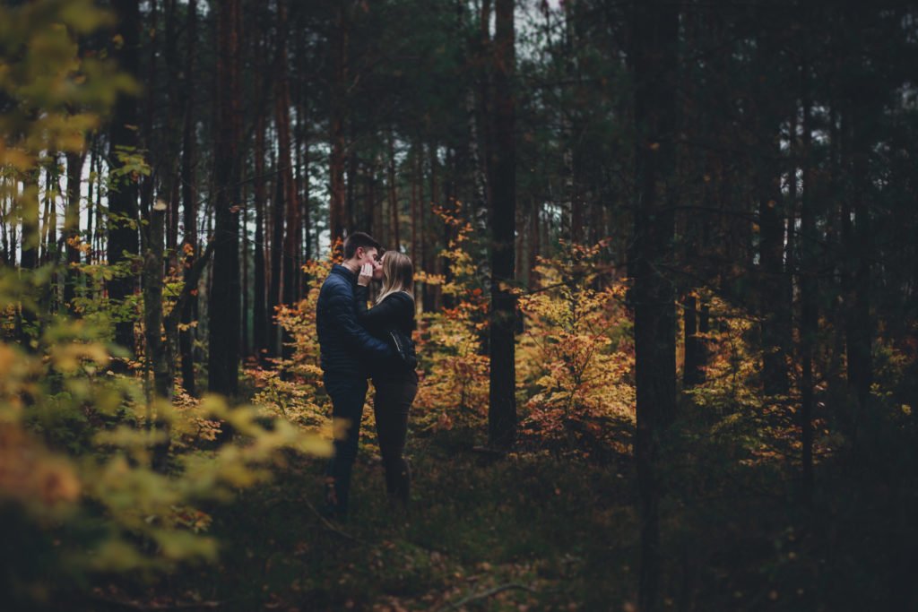 Romantyczna sesja narzeczeńska w lesie