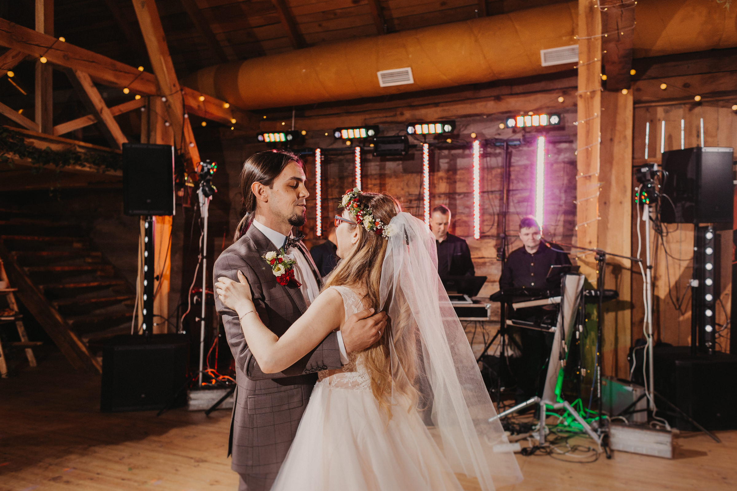 pierwszy taniec wesele stodoła