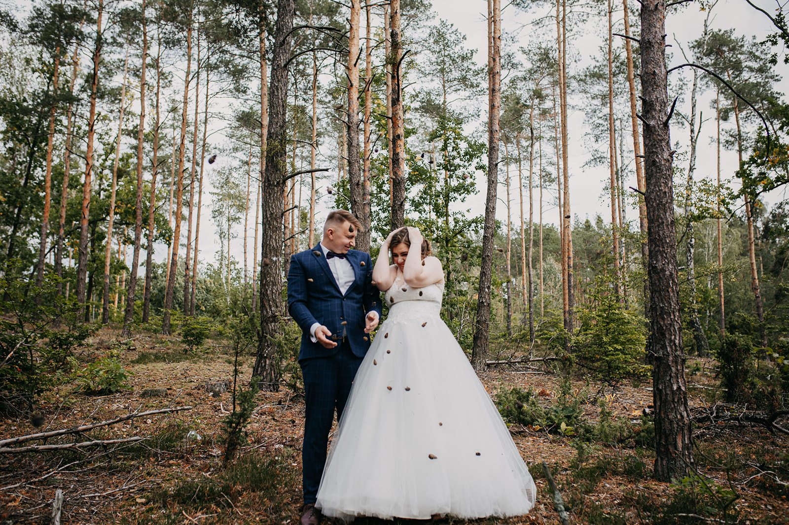 Jesienna sesja ślubna w szklarni i w lesie