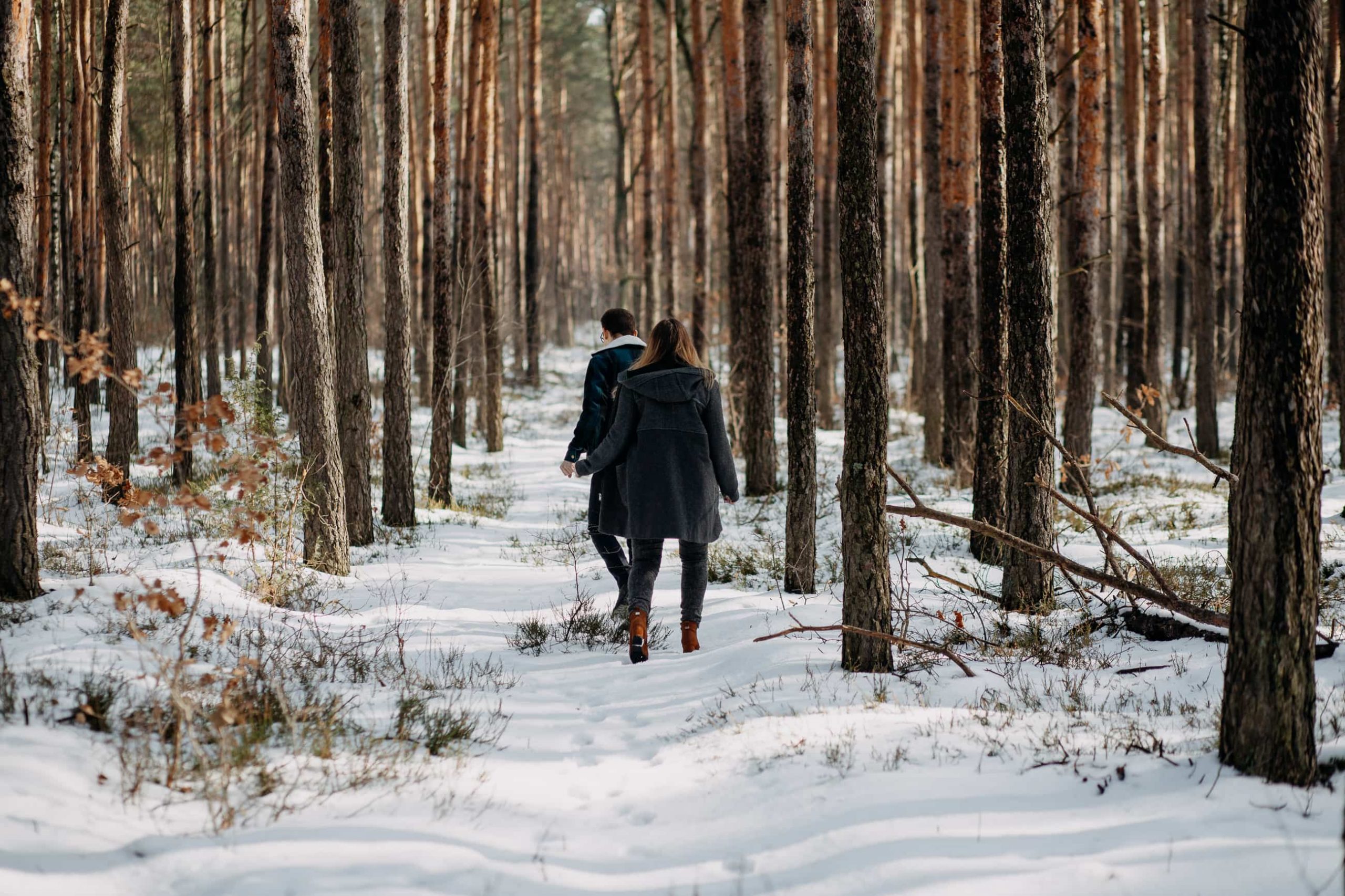 Zimowa sesja narzeczeńska w lesie