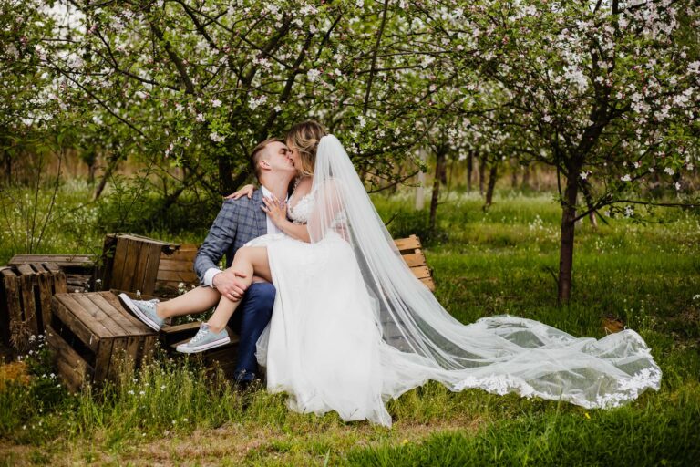 Wiosenna miłość – Sesja ślubna w sadzie pełnym jabłoni i wiśni.