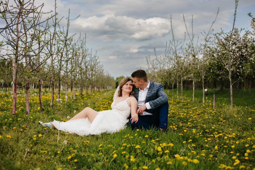 Wiosenna miłość - Sesja ślubna w sadzie pełnym jabłoni i wiśni.